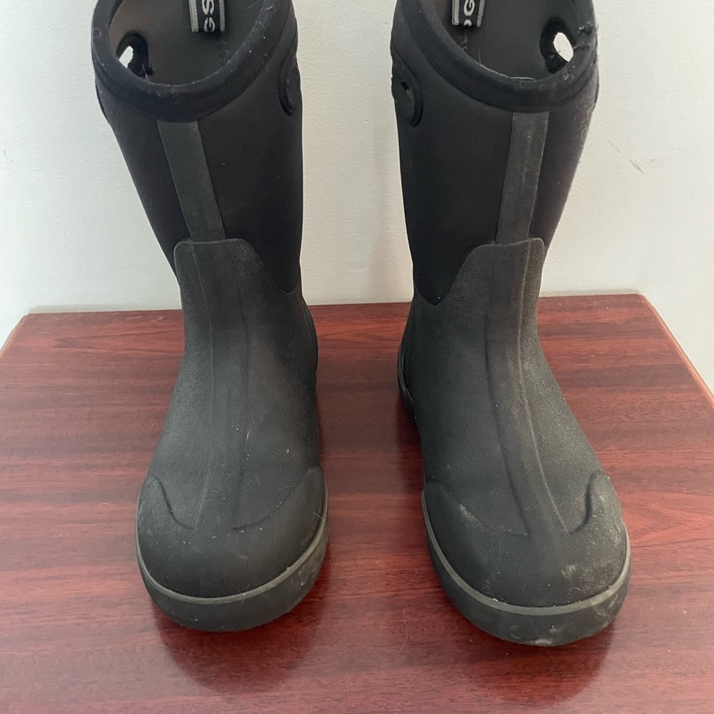 Kids size 4 Bogs